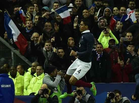 Imagens do jogo amistoso entre França e Brasil no Stade de France - na foto, comemoração do gol de Varane