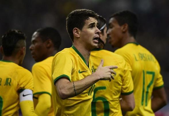 Imagens do jogo amistoso entre França e Brasil no Stade de France - na foto, comemoração do gol de Oscar