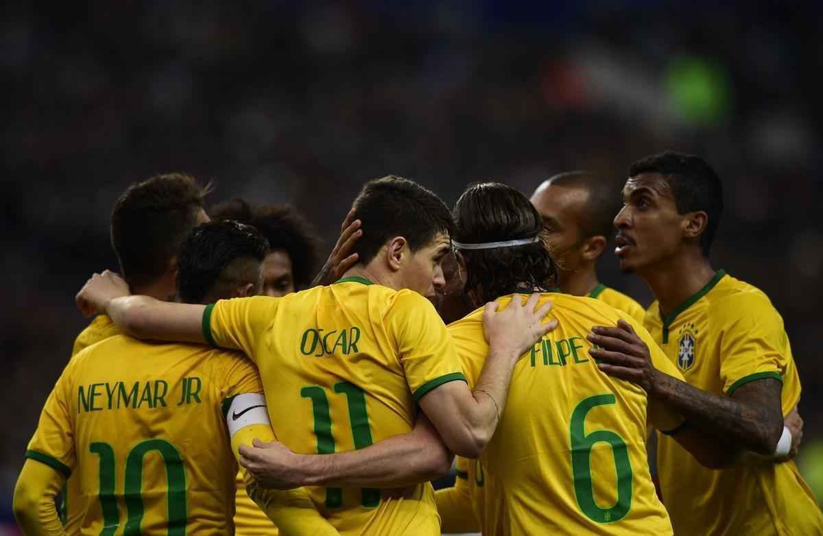 Imagens do jogo amistoso entre Frana e Brasil no Stade de France - na foto, comemorao do gol de Oscar