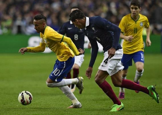 Imagens do jogo amistoso entre França e Brasil no Stade de France