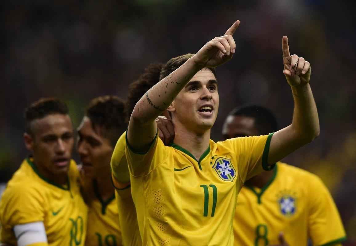 Imagens do jogo amistoso entre Frana e Brasil no Stade de France - na foto, comemorao do gol de Oscar