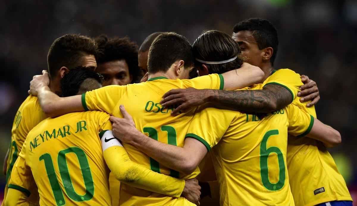Imagens do jogo amistoso entre Frana e Brasil no Stade de France - na foto, comemorao do gol de Oscar