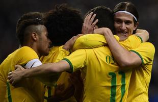 Imagens do jogo amistoso entre França e Brasil no Stade de France - na foto, comemoração do gol de Oscar