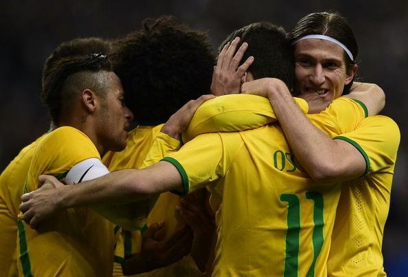 Imagens do jogo amistoso entre França e Brasil no Stade de France - na foto, comemoração do gol de Oscar