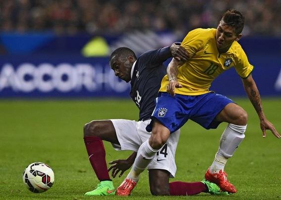 Imagens do jogo amistoso entre França e Brasil no Stade de France - na foto, comemoração do gol de Oscar