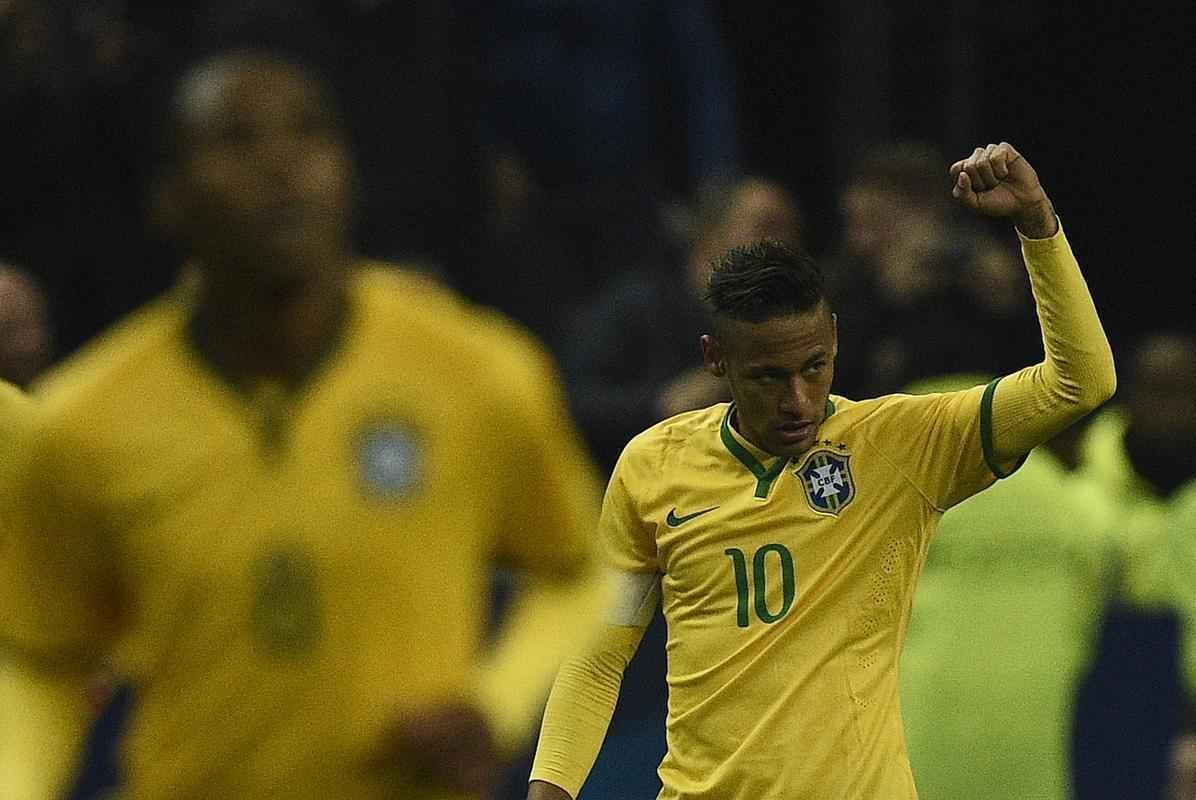 Imagens do jogo amistoso entre Frana e Brasil no Stade de France - na foto, comemorao do gol de Neymar