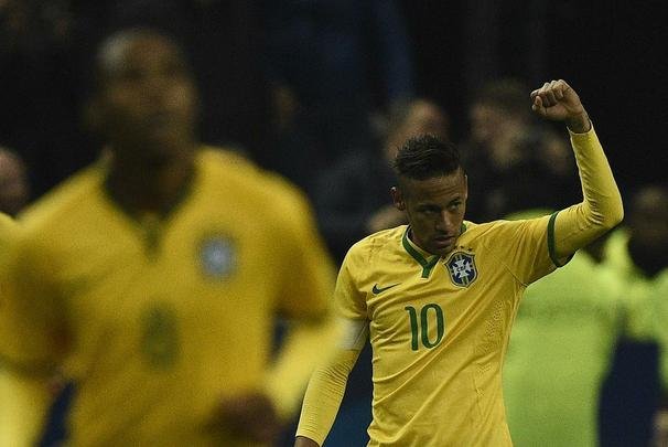 Imagens do jogo amistoso entre França e Brasil no Stade de France - na foto, comemoração do gol de Neymar