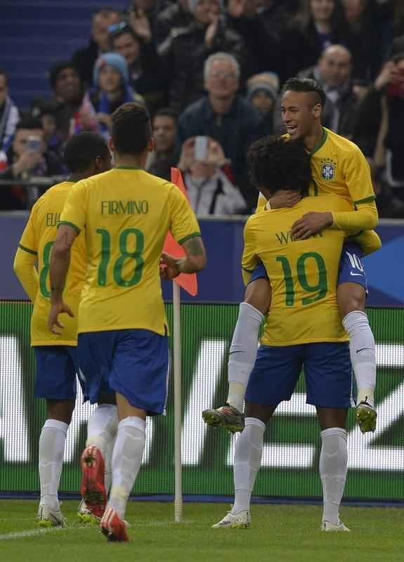 Imagens do jogo amistoso entre Frana e Brasil no Stade de France - na foto, comemorao do gol de Neymar