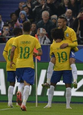 Imagens do jogo amistoso entre França e Brasil no Stade de France - na foto, comemoração do gol de Neymar