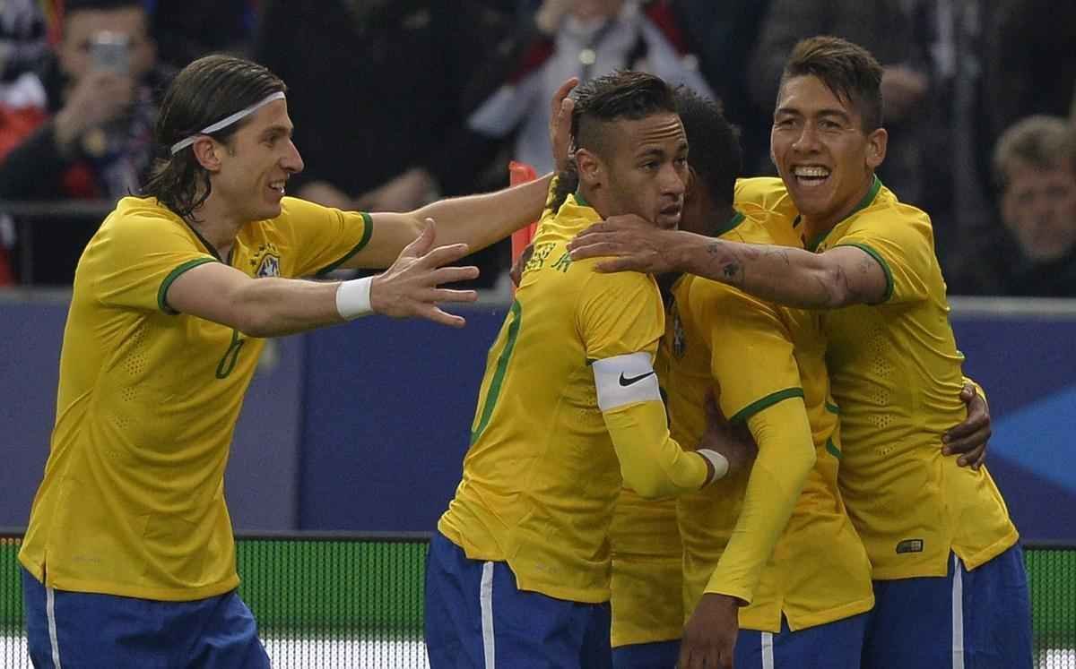 Imagens do jogo amistoso entre Frana e Brasil no Stade de France - na foto, comemorao do gol de Neymar
