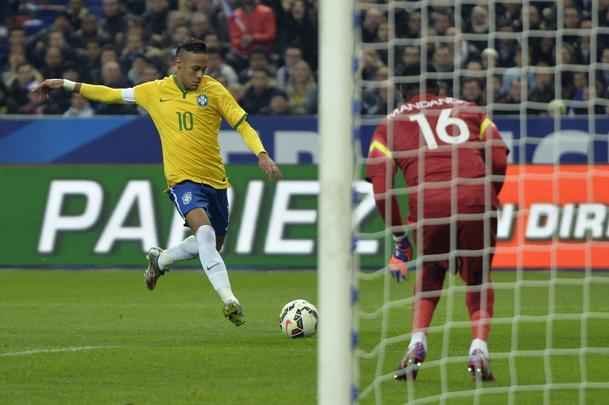 Imagens do jogo amistoso entre França e Brasil no Stade de France