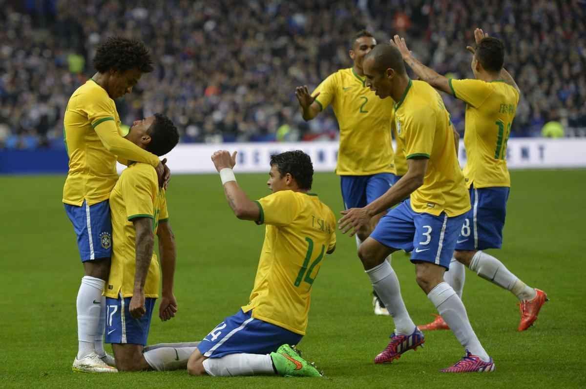 Imagens do jogo amistoso entre Frana e Brasil no Stade de France - na foto, comemorao do gol de Luiz Gustavo