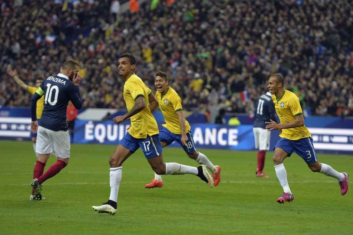 Imagens do jogo amistoso entre Frana e Brasil no Stade de France - na foto, comemorao do gol de Luiz Gustavo