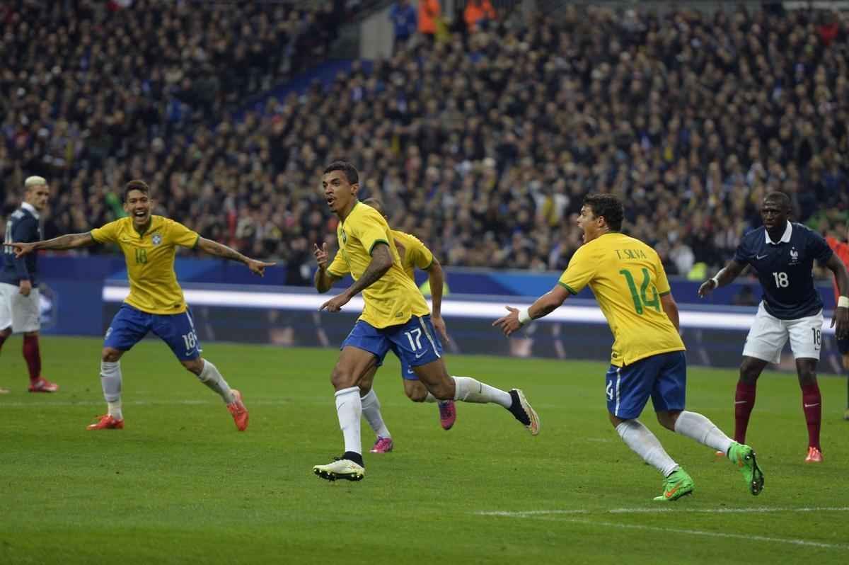 Imagens do jogo amistoso entre Frana e Brasil no Stade de France - na foto, comemorao do gol de Luiz Gustavo