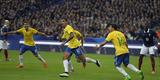 Imagens do jogo amistoso entre Frana e Brasil no Stade de France - na foto, comemorao do gol de Luiz Gustavo