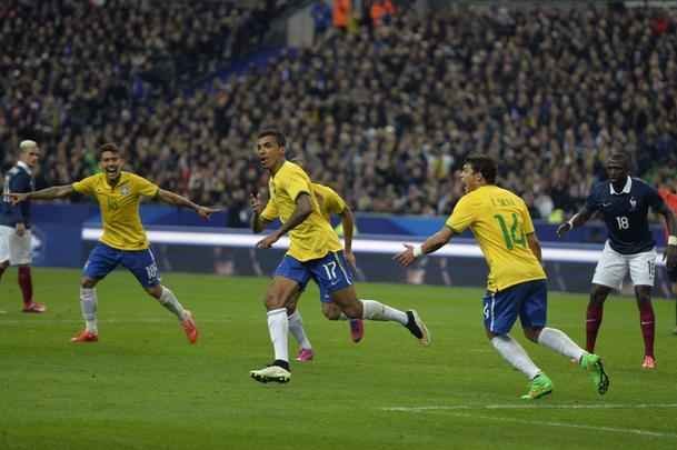 Imagens do jogo amistoso entre França e Brasil no Stade de France - na foto, comemoração do gol de Luiz Gustavo