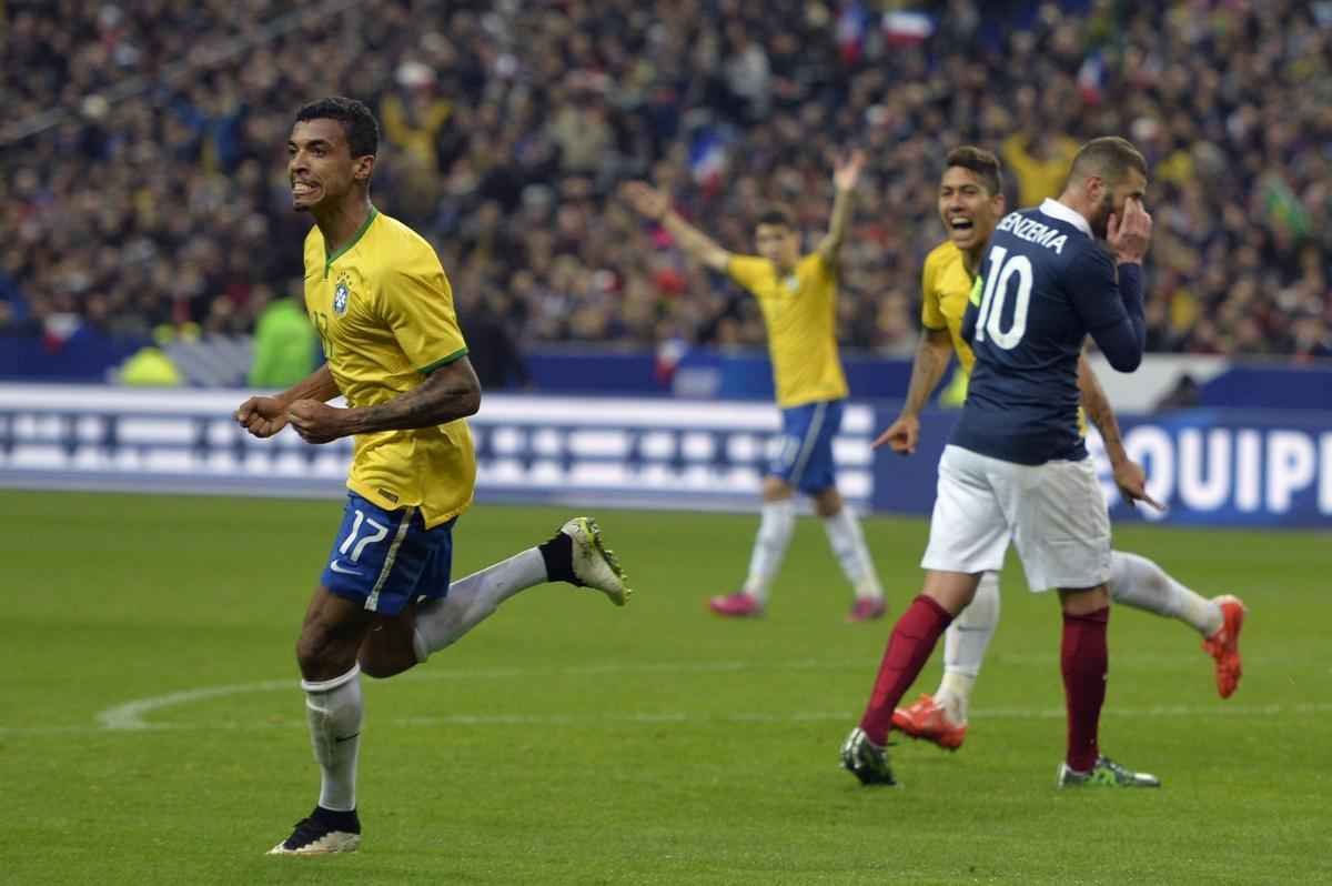 Imagens do jogo amistoso entre Frana e Brasil no Stade de France - na foto, comemorao do gol de Luiz Gustavo