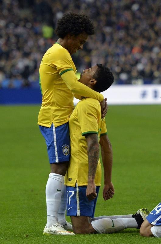 Imagens do jogo amistoso entre Frana e Brasil no Stade de France - na foto, comemorao do gol de Luiz Gustavo