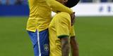 Imagens do jogo amistoso entre Frana e Brasil no Stade de France - na foto, comemorao do gol de Luiz Gustavo