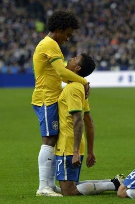 Imagens do jogo amistoso entre França e Brasil no Stade de France - na foto, comemoração do gol de Luiz Gustavo
