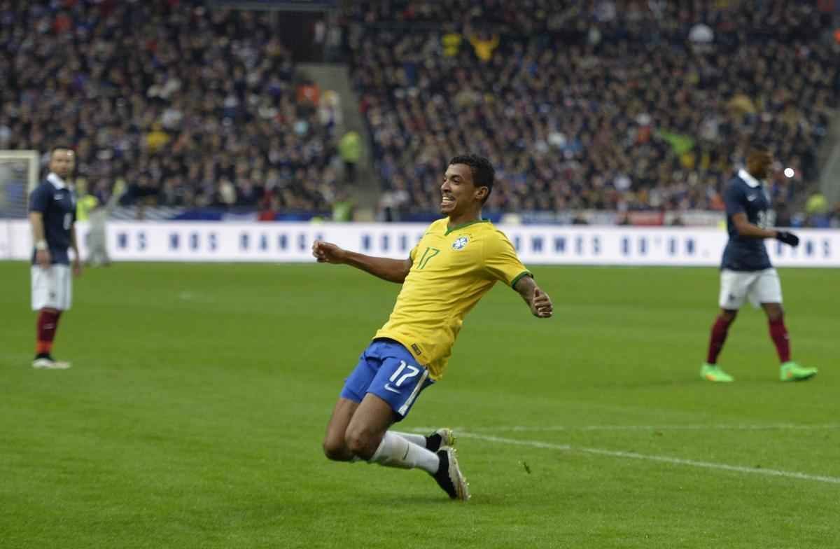 Imagens do jogo amistoso entre Frana e Brasil no Stade de France - na foto, comemorao do gol de Luiz Gustavo