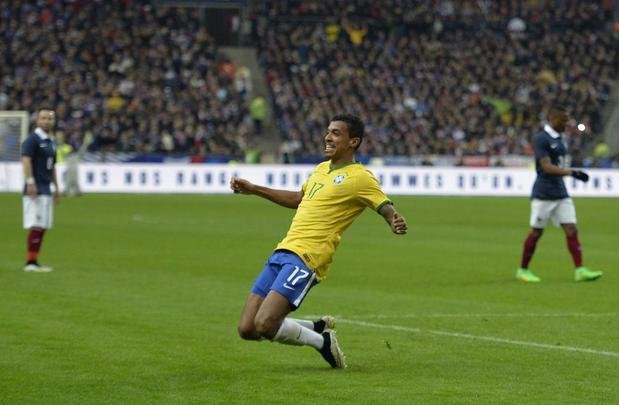Imagens do jogo amistoso entre França e Brasil no Stade de France - na foto, comemoração do gol de Luiz Gustavo