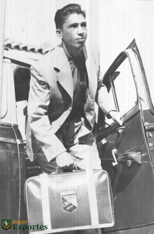 23/10/1950 - Vavá quando chegava ao Aeroporto da Pampulha, em Belo Horizonte, para a sua viagem com Atletico rumo à Europa.