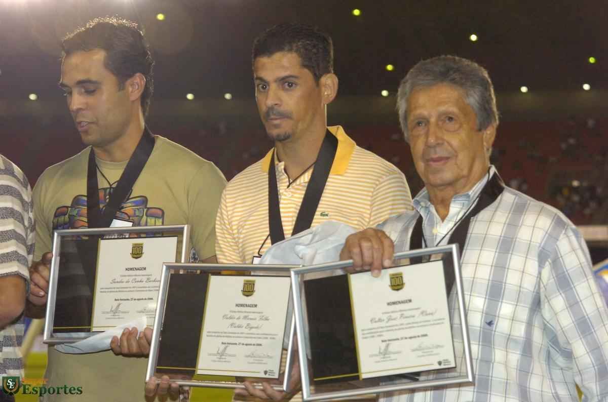 27/08/2008  - Vav (d) recebe diploma do Centenrio do Atltico, no Mineiro, antes da partida contra o Botafogo
