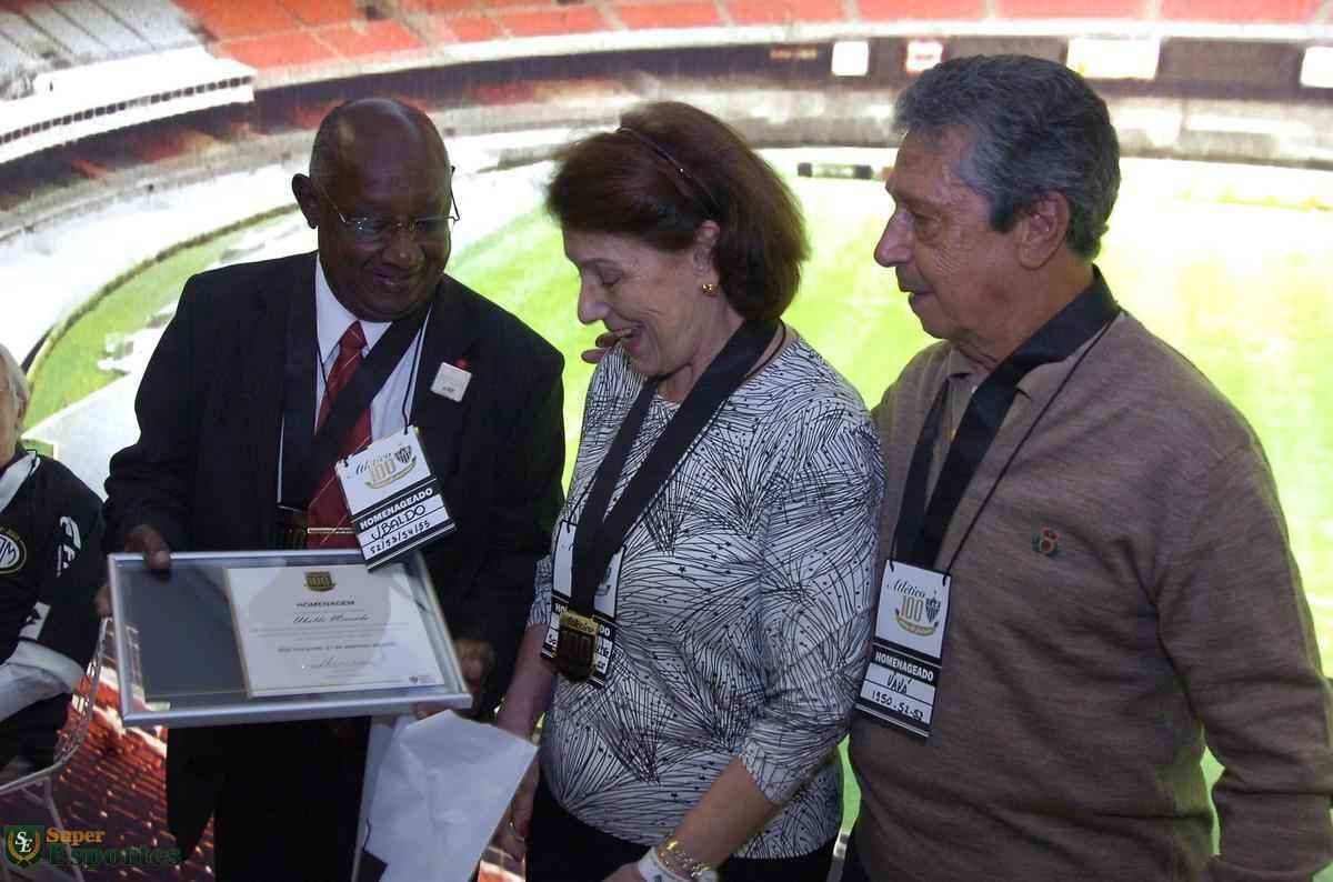27/09/2008 - Os ex-jogadores de futebol Ubaldo, Marlia Piancastelli (esposa do falecido jogador Z do Monte) e Vav so homenageados antes do jogo entre Atltico e Figueirense, vlido pela 27 rodada do Campeonato Brasileiro, no Mineiro.