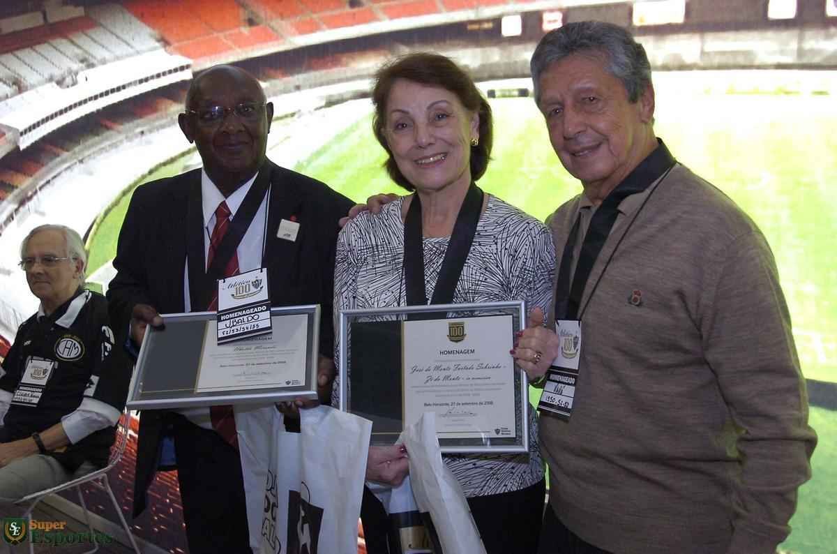 27/09/2008 - Os ex-jogadores de futebol Ubaldo, Marlia Piancastelli (esposa do falecido jogador Z do Monte) e Vav so homenageados antes do jogo entre Atltico e Figueirense, vlido pela 27 rodada do Campeonato Brasileiro, no Mineiro.