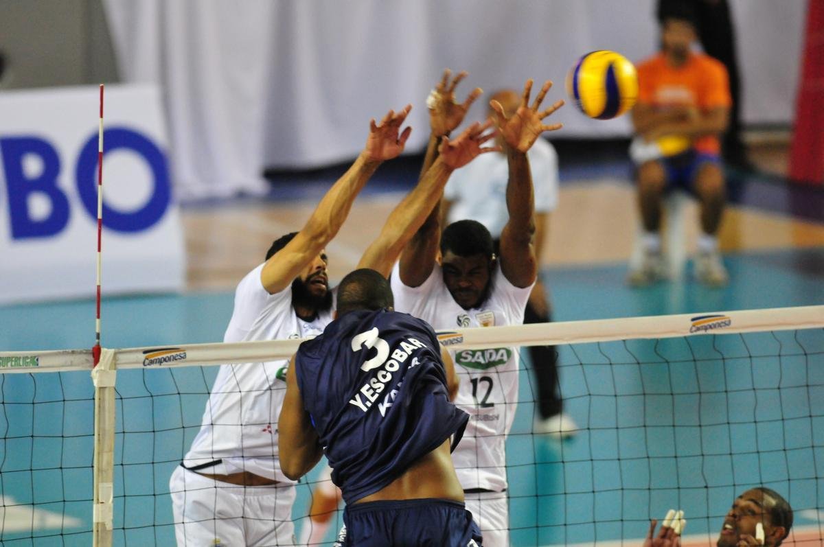 Cruzeiro venceu o Minas com parciais de 25/22, 25/11 e 25/19 na Arena JK, em Belo Horizonte