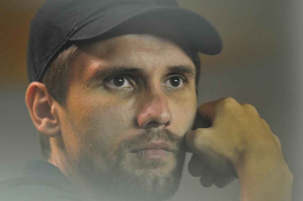 Tcnico Marcelo, assistentes Tico e Ageu, preparador fsico Juvenilson e zagueiro Paulo Andr na Arena JK