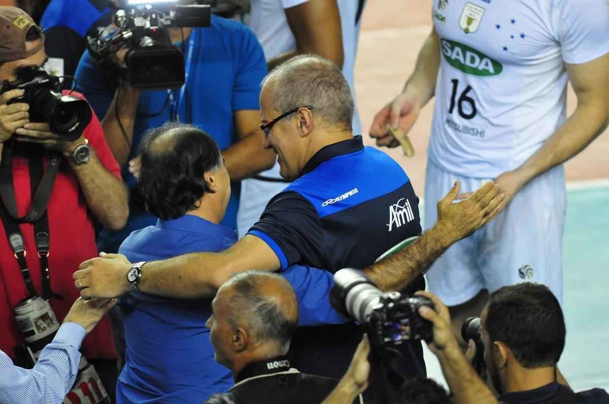 Tcnico Marcelo, assistentes Tico e Ageu, preparador fsico Juvenilson e zagueiro Paulo Andr na Arena JK
