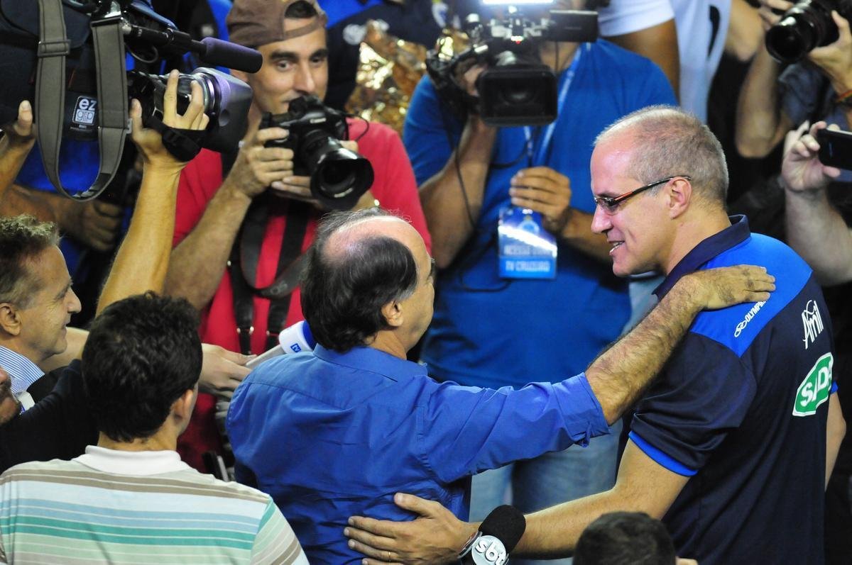 Tcnico Marcelo, assistentes Tico e Ageu, preparador fsico Juvenilson e zagueiro Paulo Andr na Arena JK