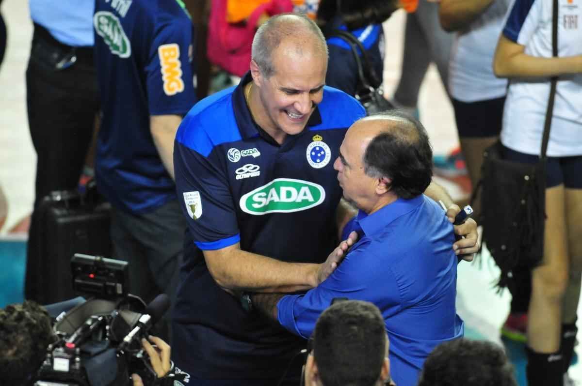 Tcnico Marcelo, assistentes Tico e Ageu, preparador fsico Juvenilson e zagueiro Paulo Andr na Arena JK