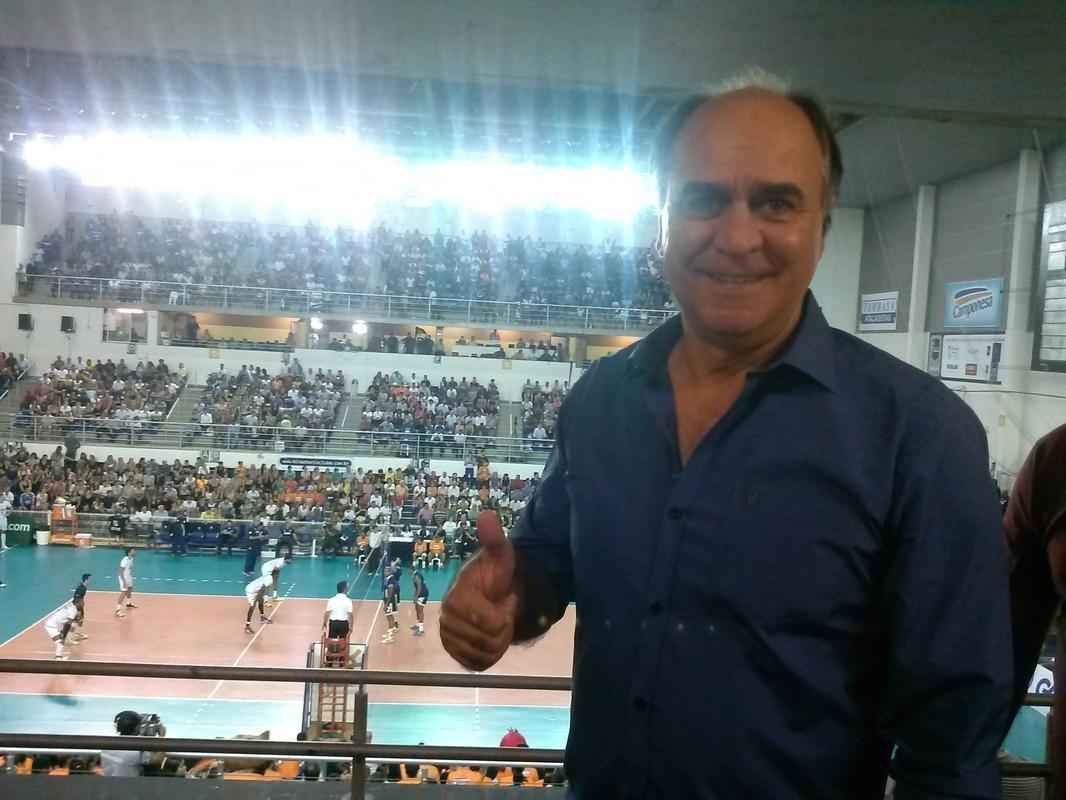 Tcnico Marcelo, assistentes Tico e Ageu, preparador fsico Juvenilson e zagueiro Paulo Andr na Arena JK