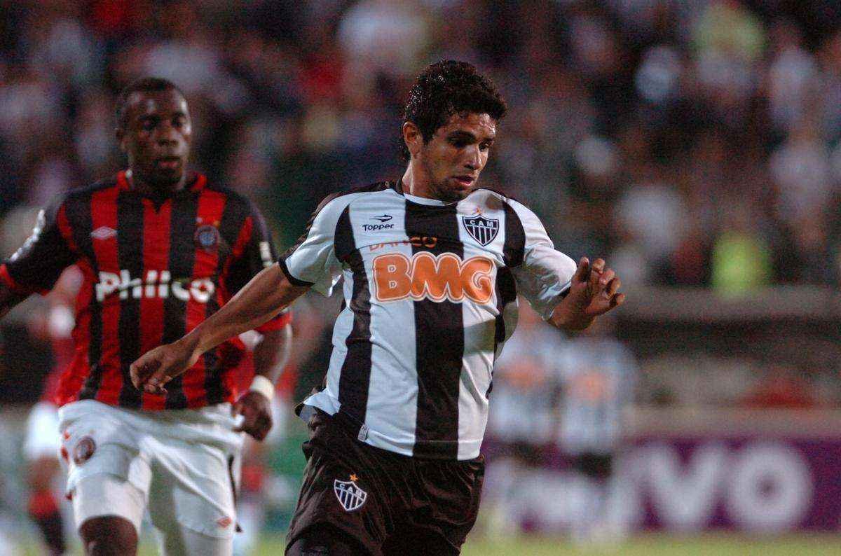 Guilherme estreou pelo Galo no dia 21 de maio de 2011, contra o Atltico-PR, pelo Campeonato Brasileiro