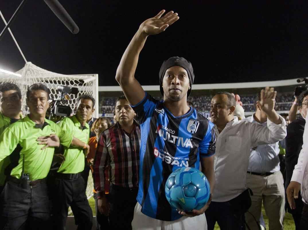 Vida atribulada de Ronaldinho no Mxico inspira polmicas e craque mantm assdio de torcedores