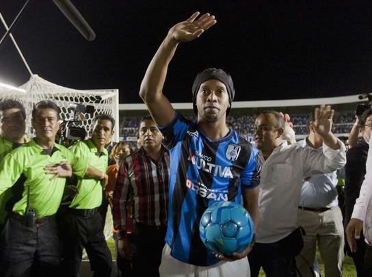 Vida atribulada de Ronaldinho no Mxico inspira polmicas e craque mantm assdio de torcedores
