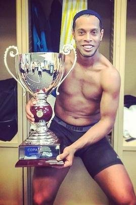 Vida atribulada de Ronaldinho no Mxico inspira polmicas e craque mantm assdio de torcedores