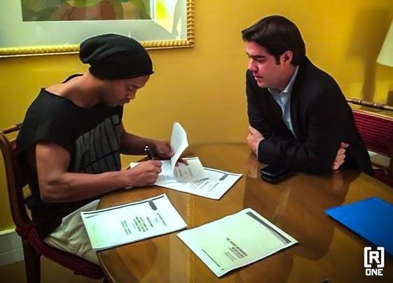 Vida atribulada de Ronaldinho no Mxico inspira polmicas e craque mantm assdio de torcedores