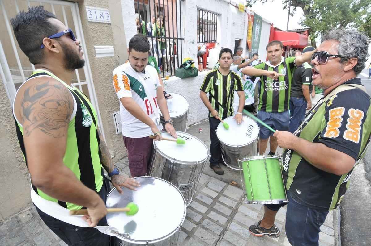 Fotos da torcida do Amrica no Independncia antes e durante o jogo contra o Democrata