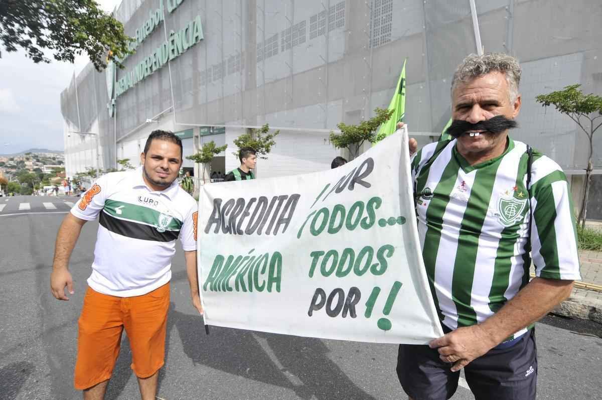 Fotos da torcida do Amrica no Independncia antes e durante o jogo contra o Democrata
