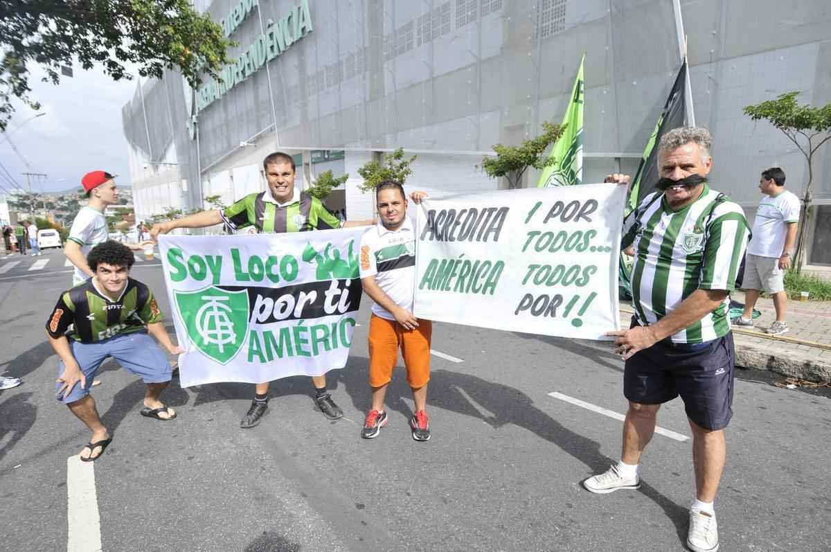 Fotos da torcida do Amrica no Independncia antes e durante o jogo contra o Democrata