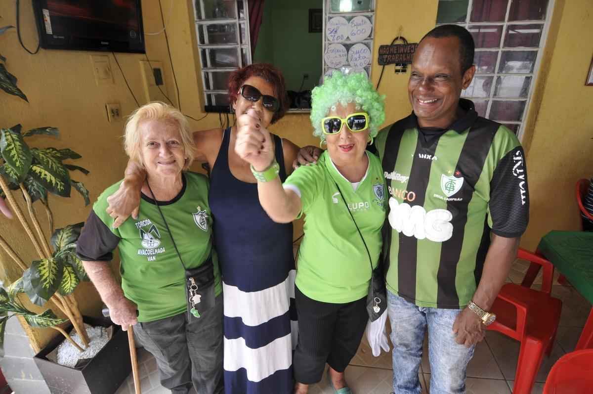 Fotos da torcida do Amrica no Independncia antes e durante o jogo contra o Democrata