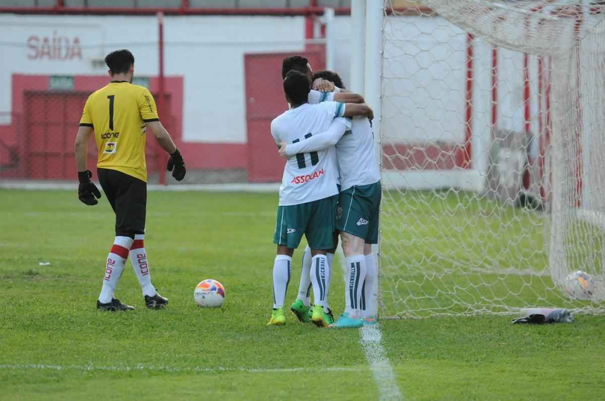Em Nova Lima, Caldense venceu Villa Nova por 1 a 0 com gol do atacante Cristiano e terminou a primeira fase do Campeonato Mineiro na liderana