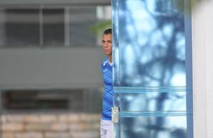 Treino do Cruzeiro nesta segunda-feira, na Toca II; na foto, o atacante Leandro Damio