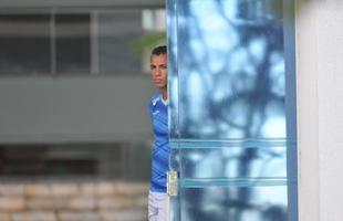 Treino do Cruzeiro nesta segunda-feira, na Toca II; na foto, o atacante Leandro Damio