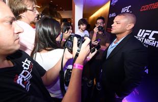 Lanamento do UFC Goinia II - Imprensa cerca Thiago Pitbull para entrevista