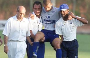 Zagueiro Gladstone recebe o auxlio de Tita e o atendimento mdico no Cruzeiro, em 2003